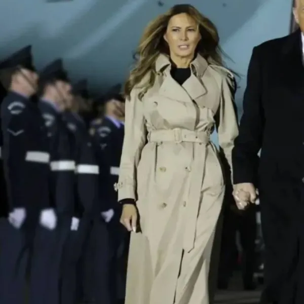 melania-trump-2025-beige-trench-coat - Slimfit Jacket melania-trump-2025-beige-trench-coat.webp