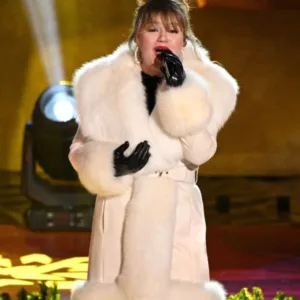 rockefeller-christmas-tree-kelly-clarkson-fur-coat.webp